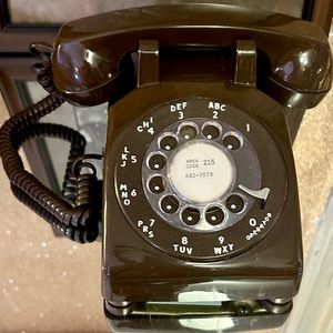 Adorable vintage phone— great gift